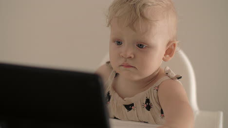 Kleines-Mädchen-Schaut-Sich-Zu-Hause-Zeichentrickfilme-Auf-Einem-Tablet-Computer-An