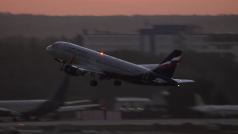 Airbus-A320-Del-Avión-De-Aeroflot-Que-Sale-Por-La-Noche-En-Moscú