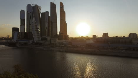 Blick-Auf-Moskau-Mit-Business-Center-Und-Moskwa-Bei-Sonnenuntergang-Russland
