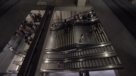 Multitud-De-Personas-Subiendo-Las-Escaleras-En-El-Metro.