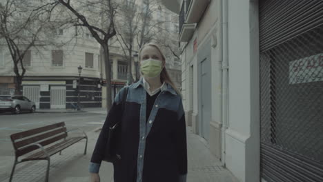 Woman-pedestrian-in-mask-walking-in-the-city