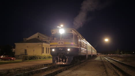 Traing-leaving-small-rural-station