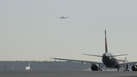 Planes-preparing-to-take-off-and-landing