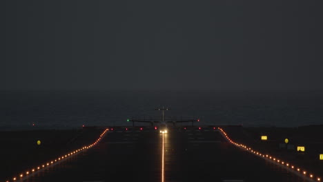 Flugzeugstart-In-Der-Nacht