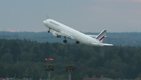 Air-France-Flugzeug-Airbus-A321-Steigt-In-Den-Himmel