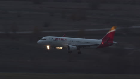 Avión-De-La-Aerolínea-Iberia-Acercándose-Para-Aterrizar-En-Madrid
