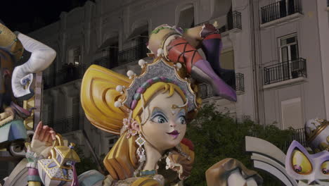 Helle-Charaktere-Der-Straßenskulpturen-Von-Las-Fallas-In-Spanien