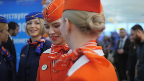 Hübsche-Stewardessen-Der-Russischen-Fluggesellschaft-Aeroflot