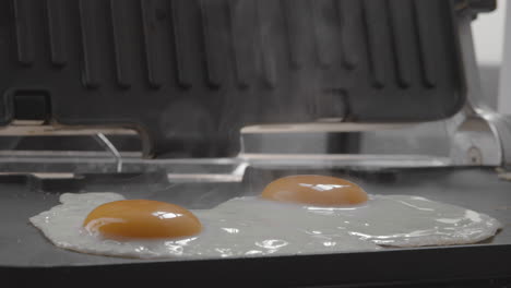 Frühstück-Mit-Spiegeleiern,-Die-Auf-Dem-Elektrogrill-Zubereitet-Werden