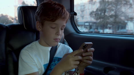 Junge-Verbringt-Während-Der-Autofahrt-Zeit-Mit-Dem-Handy