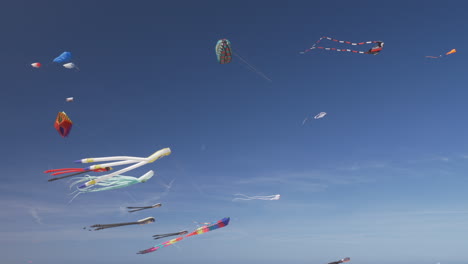 Verschiedene-Drachen-Am-Himmel-Beim-Windfestival-In-Valencia,-Spanien