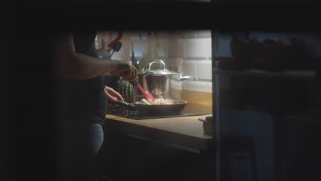 Mujer-Cocinando-Platos-De-Mariscos-Para-La-Cena-Familiar.