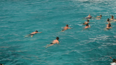 Group-of-people-swimming-on-the-open-sea