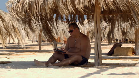 Relaxing-on-the-beach-with-laptop