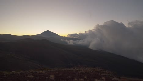Paisaje-Nocturno-Con-Montañas-Vecinas-A-Las-Nubes-Escena-De-Tenerife