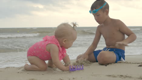 Playful-siblings-on-the-beach