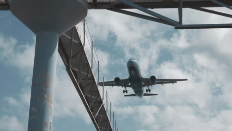 Flugzeug-Im-Landeanflug-über-Der-Stadt