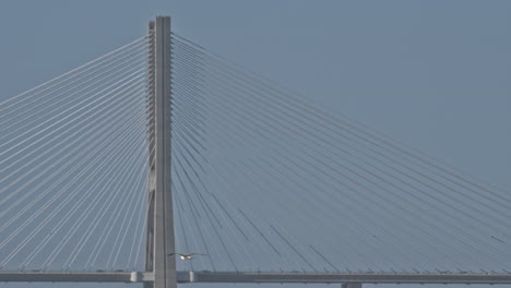 Verkehr-Auf-Der-Vasco-da-Gama-Brücke-In-Lissabon,-Portugal