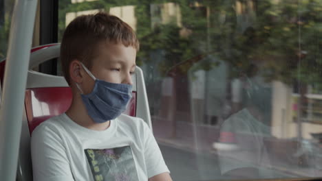 Neunjähriger-Junge-Mit-Gesichtsmaske-Im-Bus