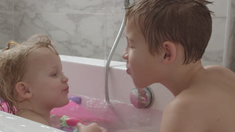 A-baby-girl-and-her-brother-playing-in-the-bath
