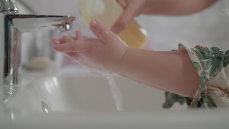 Mutter-Verfestigt-Kind-Gesunde-Gewohnheit-Des-Händewaschens