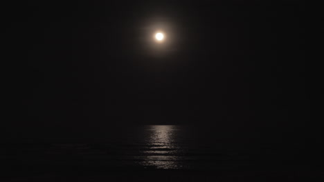 Mond-Und-Meer-In-Dunkler-Nacht