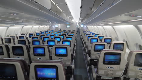 Innenansicht-Eines-Jet-Flugzeugs,-Monitore-Der-Economy-Klasse-Auf-Den-Sitzen