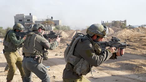 Soldados-Israelíes-Disparando-Ráfagas-Hacia-Posiciones-De-Militantes-Enemigos-En-Gaza.
