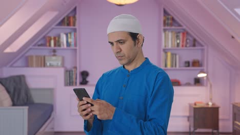 Muslimischer-Mann-Chattet-Am-Telefon