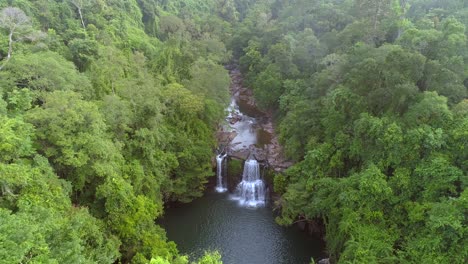 Dschungelflug-Mit-Majestätischem-Wasserfall