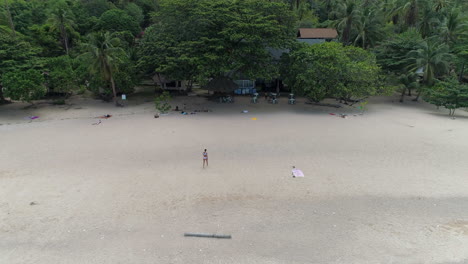 Thailändischer-Strandspaziergang-Mit-Mädchen