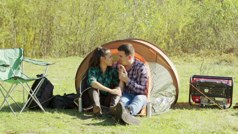 Entzückendes-Junges-Paar,-Das-Einen-Süßen-Moment-Im-Campingzelt-Hat