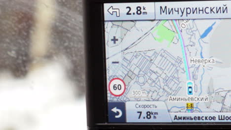 GPS-Im-Auto-Zeigt-Weggeschwindigkeit-Und-Entfernung-An