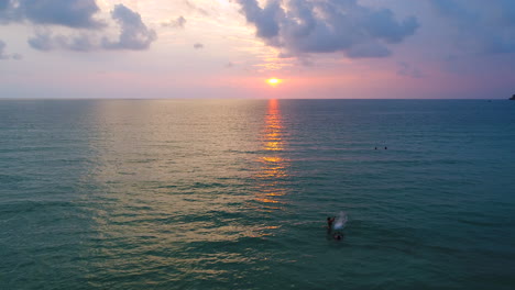 Luftaufnahme-Des-Sonnenuntergangs-über-Dem-Meer