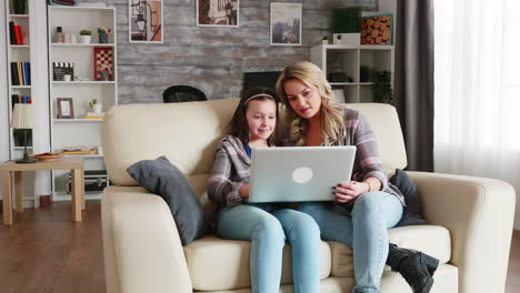 Junge-Mutter-Mit-Laptop-Für-Ihre-Tochter-Bildung