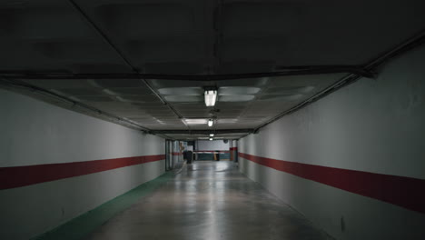 Luz-Parpadeante-En-El-Sombrío-Espacio-Del-Estacionamiento-Subterráneo.