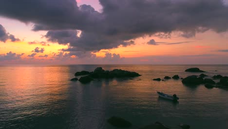 Sonnenuntergangsmalerei-über-Dem-Ozean