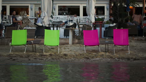 Leere-Liegestühle-Am-Strand-Und-Straßencafés