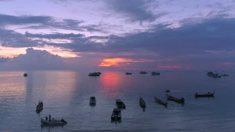 Sonnenuntergang-Malt-Himmel-Mit-Booten