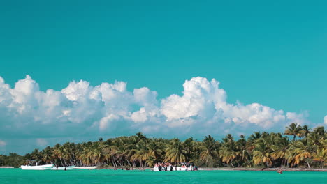Tropisches-Resort-Mit-Menschen-Und-Booten-In-Strandnähe