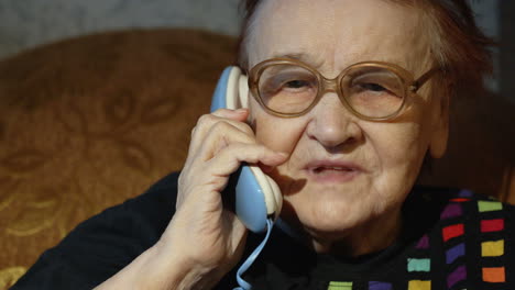Ältere-Frau-Mit-Brille,-Die-Einen-Anruf-Entgegennimmt