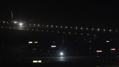 Taxiing-airplanes-at-the-airport-at-night