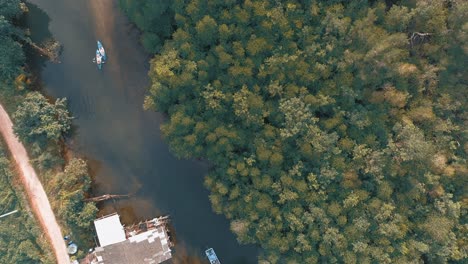 Luftaufnahme-Eines-Ruhigen-Flusses-Im-Mangrovenwald