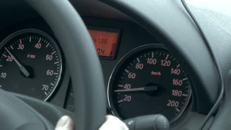 Fahren-Mit-Dem-Auto-Bei-Niedriger-Geschwindigkeit