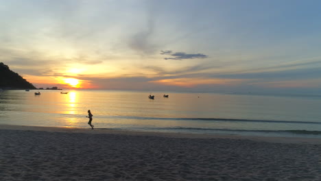 Hombre-Corriendo-En-La-Playa-De-Tailandia