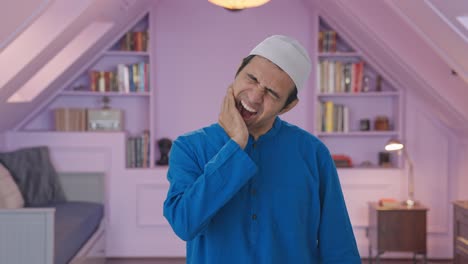 Kranker-Muslimischer-Mann,-Der-Unter-Zahnschmerzen-Leidet
