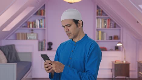 Ernsthafter-Muslimischer-Mann,-Der-Am-Telefon-Chattet