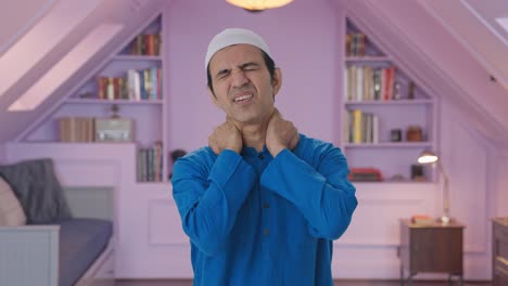 Kranker-Muslimischer-Mann,-Der-Unter-Nackenschmerzen-Leidet