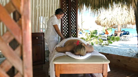Mujer-Recibiendo-Masaje-Profesional-En-Un-Resort-Tropical