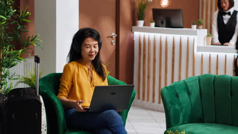 Mujer-Asiática-Recibiendo-Café-Mientras-Trabaja-En-La-Computadora-Portátil